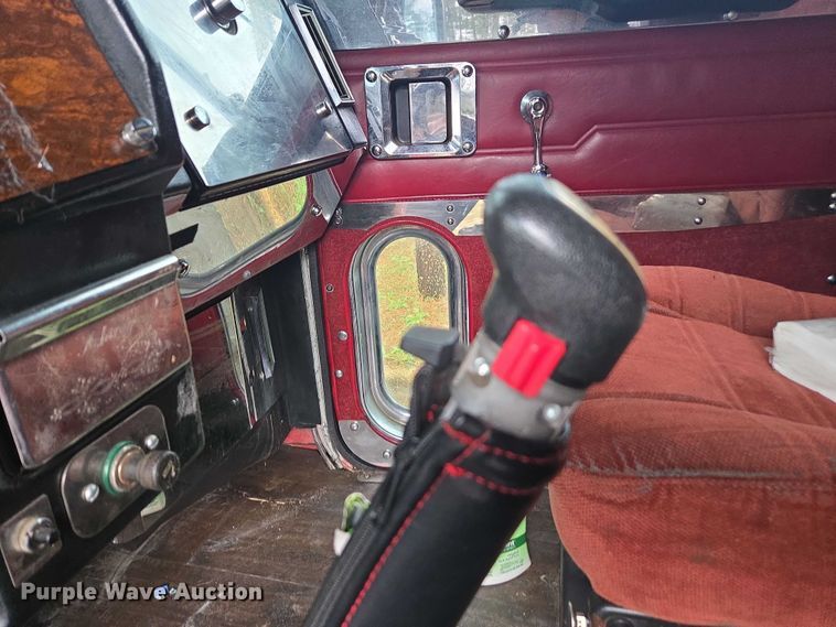 image for item DT4723 1994 Peterbilt 379 semi truck