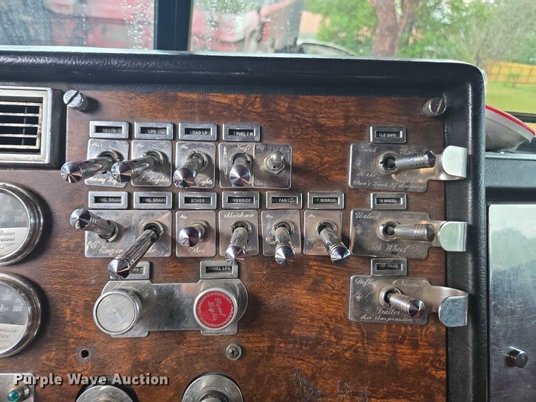 image for item DT4723 1994 Peterbilt 379 semi truck