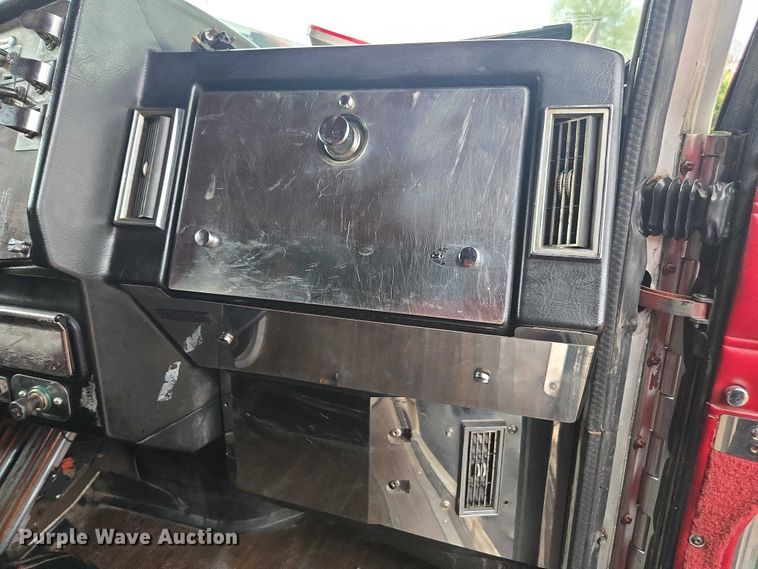 image for item DT4723 1994 Peterbilt 379 semi truck