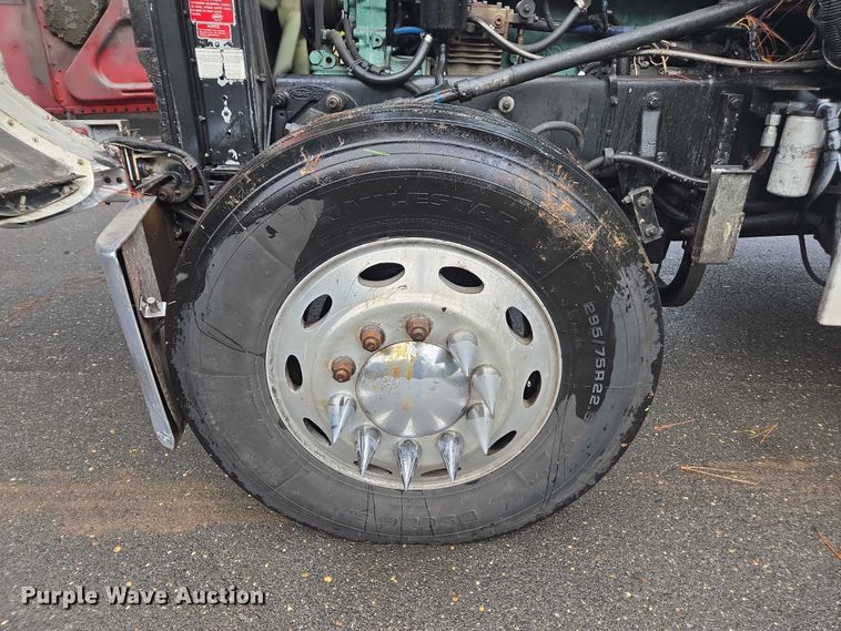 image for item DT4723 1994 Peterbilt 379 semi truck