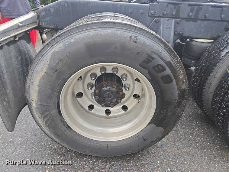 image for item DT4723 1994 Peterbilt 379 semi truck