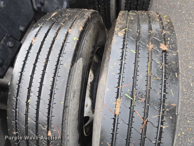 image for item DT4723 1994 Peterbilt 379 semi truck