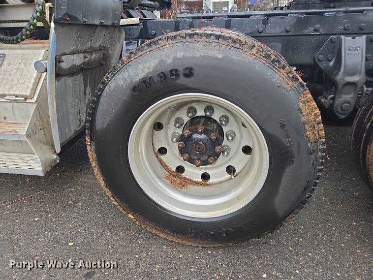 image for item DT4723 1994 Peterbilt 379 semi truck