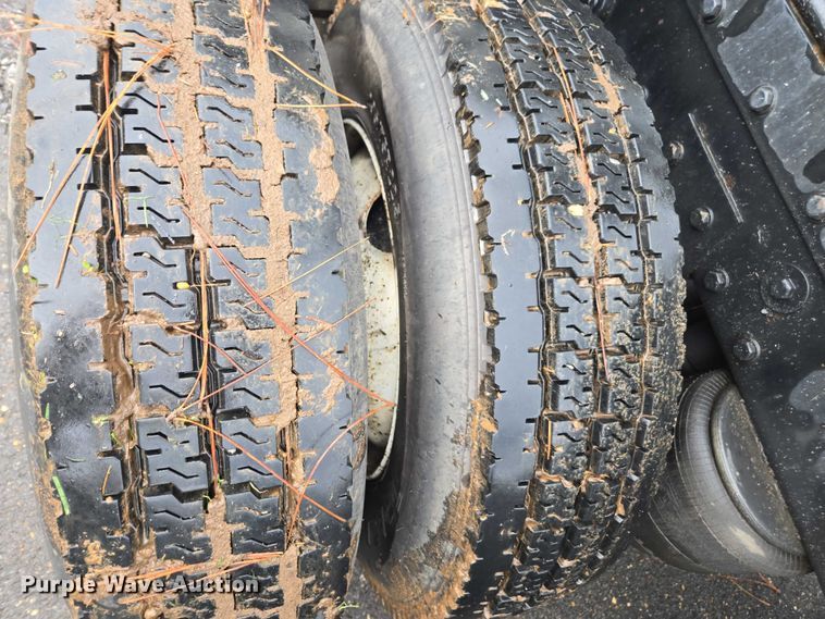 image for item DT4723 1994 Peterbilt 379 semi truck