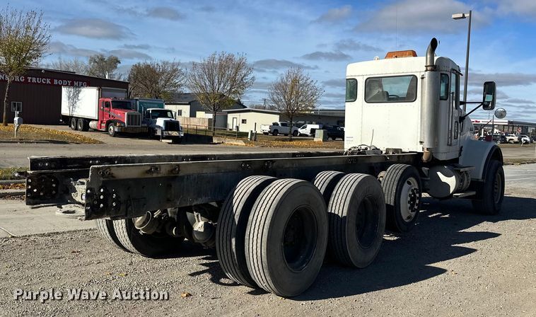 image for item DT6437 2000 Kenworth W900 truck cab and chassis