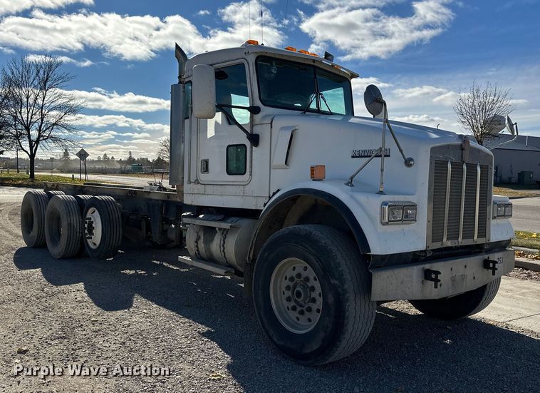 image for item DT6437 2000 Kenworth W900 truck cab and chassis