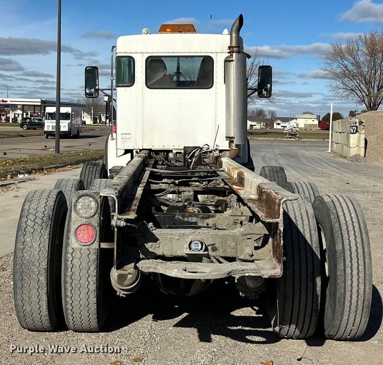 image for item DT6437 2000 Kenworth W900 truck cab and chassis