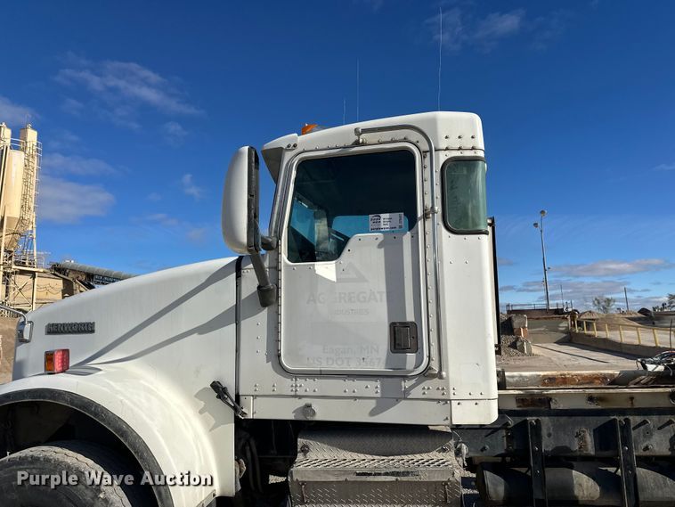 image for item DT6437 2000 Kenworth W900 truck cab and chassis