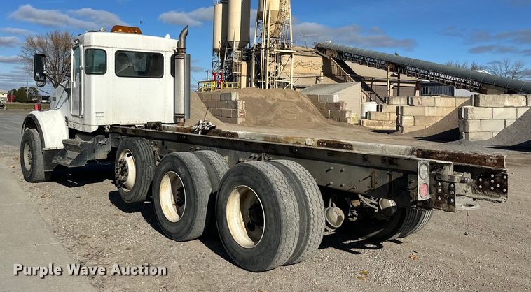 image for item DT6437 2000 Kenworth W900 truck cab and chassis