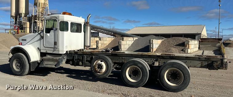 image for item DT6437 2000 Kenworth W900 truck cab and chassis