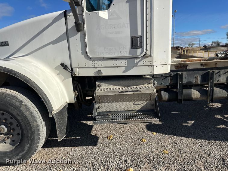 image for item DT6437 2000 Kenworth W900 truck cab and chassis