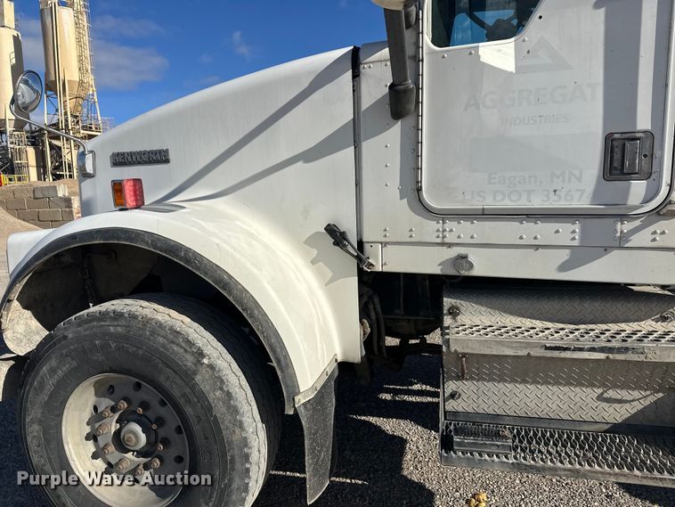 image for item DT6437 2000 Kenworth W900 truck cab and chassis