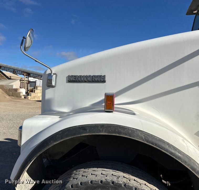 image for item DT6437 2000 Kenworth W900 truck cab and chassis