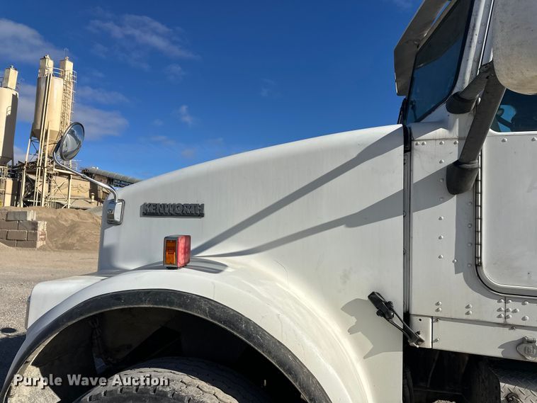 image for item DT6437 2000 Kenworth W900 truck cab and chassis