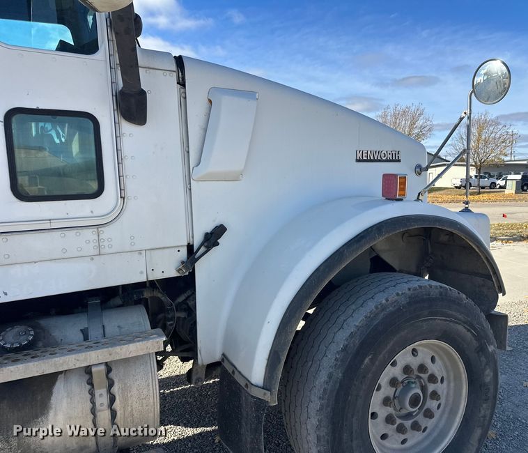 image for item DT6437 2000 Kenworth W900 truck cab and chassis