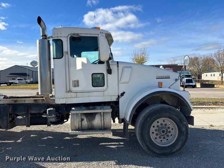 image for item DT6437 2000 Kenworth W900 truck cab and chassis