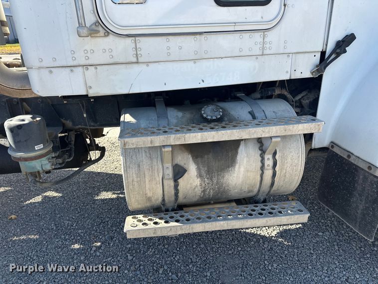 image for item DT6437 2000 Kenworth W900 truck cab and chassis