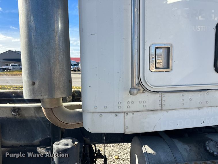 image for item DT6437 2000 Kenworth W900 truck cab and chassis