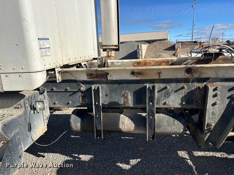 image for item DT6437 2000 Kenworth W900 truck cab and chassis