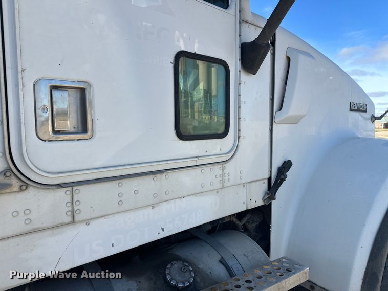 image for item DT6437 2000 Kenworth W900 truck cab and chassis