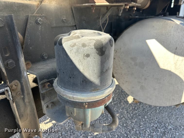 image for item DT6437 2000 Kenworth W900 truck cab and chassis