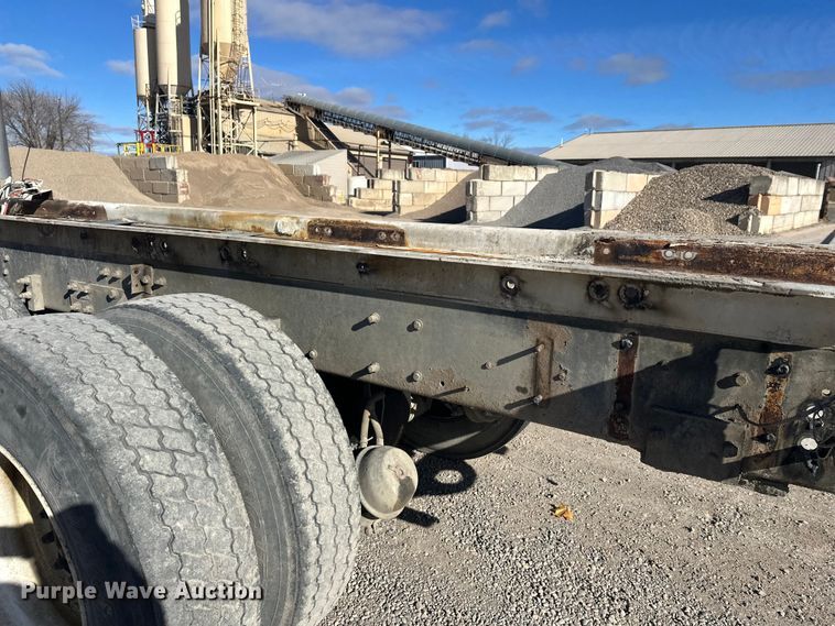 image for item DT6437 2000 Kenworth W900 truck cab and chassis