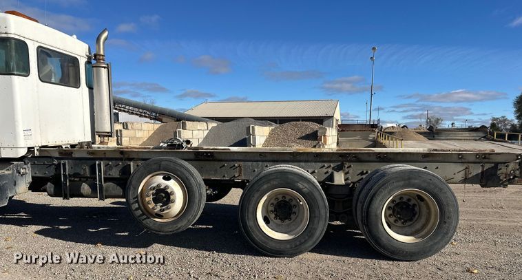 image for item DT6437 2000 Kenworth W900 truck cab and chassis