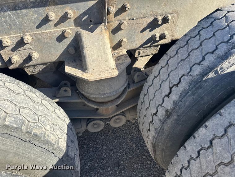 image for item DT6437 2000 Kenworth W900 truck cab and chassis