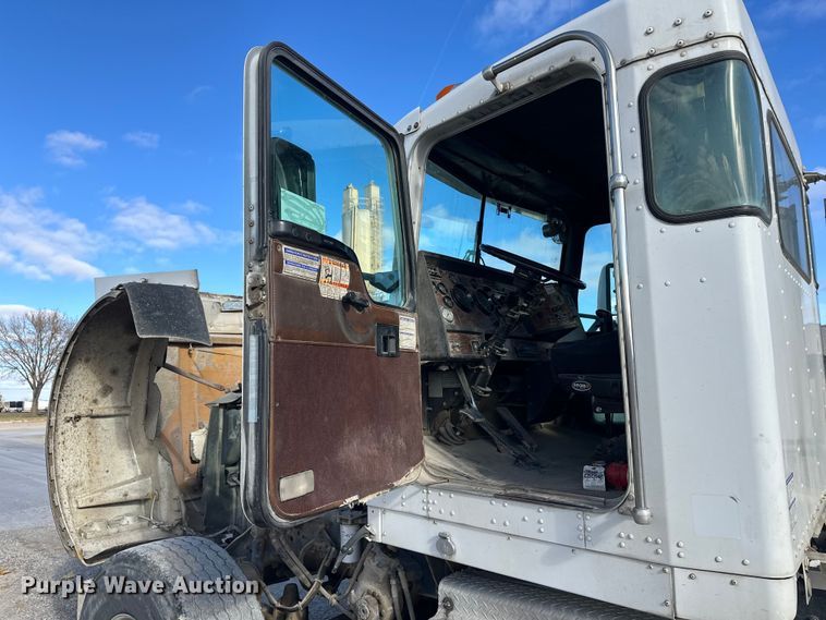 image for item DT6437 2000 Kenworth W900 truck cab and chassis