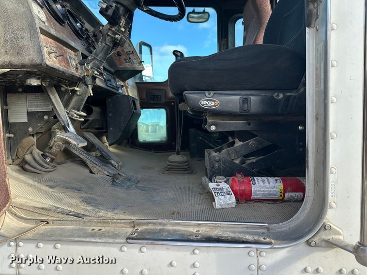 image for item DT6437 2000 Kenworth W900 truck cab and chassis