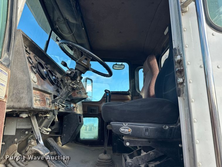 image for item DT6437 2000 Kenworth W900 truck cab and chassis