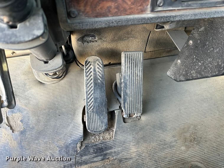 image for item DT6437 2000 Kenworth W900 truck cab and chassis