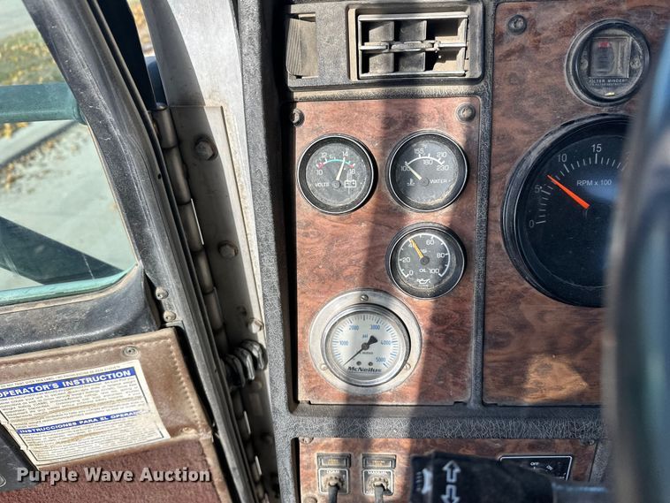 image for item DT6437 2000 Kenworth W900 truck cab and chassis