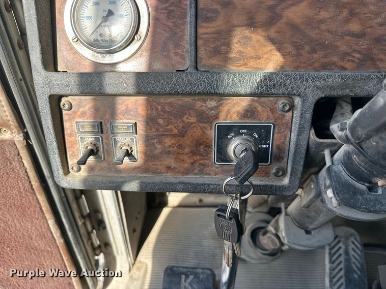 image for item DT6437 2000 Kenworth W900 truck cab and chassis