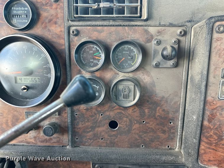 image for item DT6437 2000 Kenworth W900 truck cab and chassis