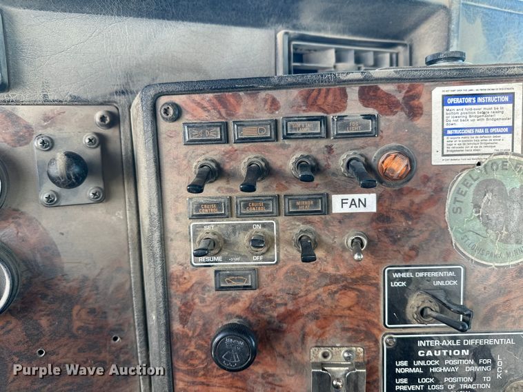 image for item DT6437 2000 Kenworth W900 truck cab and chassis