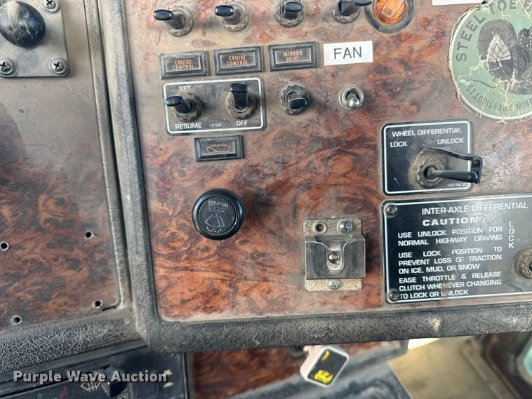 image for item DT6437 2000 Kenworth W900 truck cab and chassis