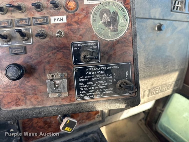 image for item DT6437 2000 Kenworth W900 truck cab and chassis