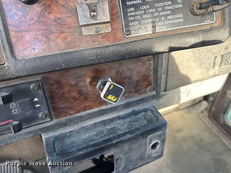 image for item DT6437 2000 Kenworth W900 truck cab and chassis