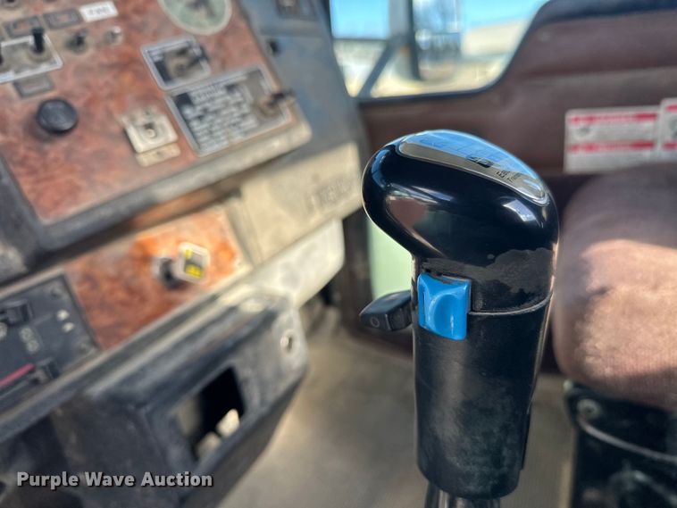 image for item DT6437 2000 Kenworth W900 truck cab and chassis