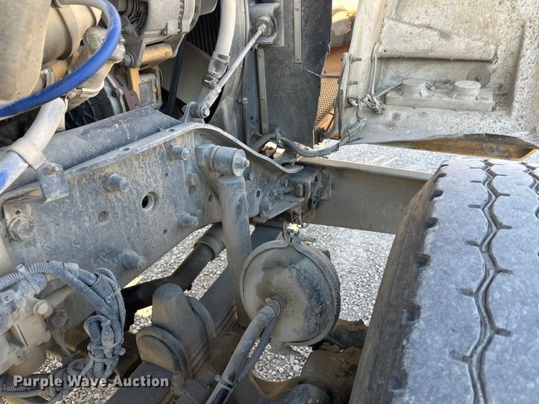 image for item DT6437 2000 Kenworth W900 truck cab and chassis