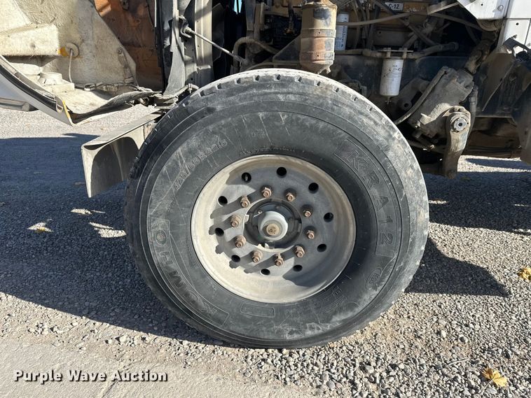 image for item DT6437 2000 Kenworth W900 truck cab and chassis