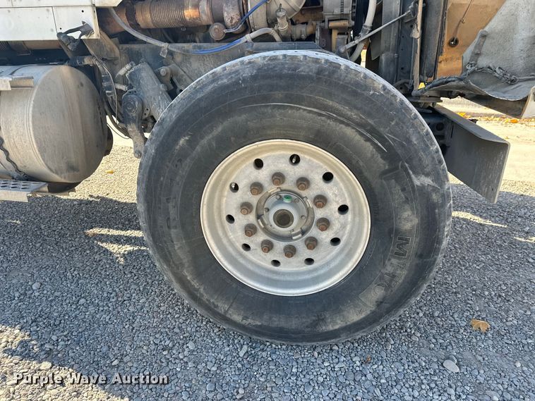 image for item DT6437 2000 Kenworth W900 truck cab and chassis