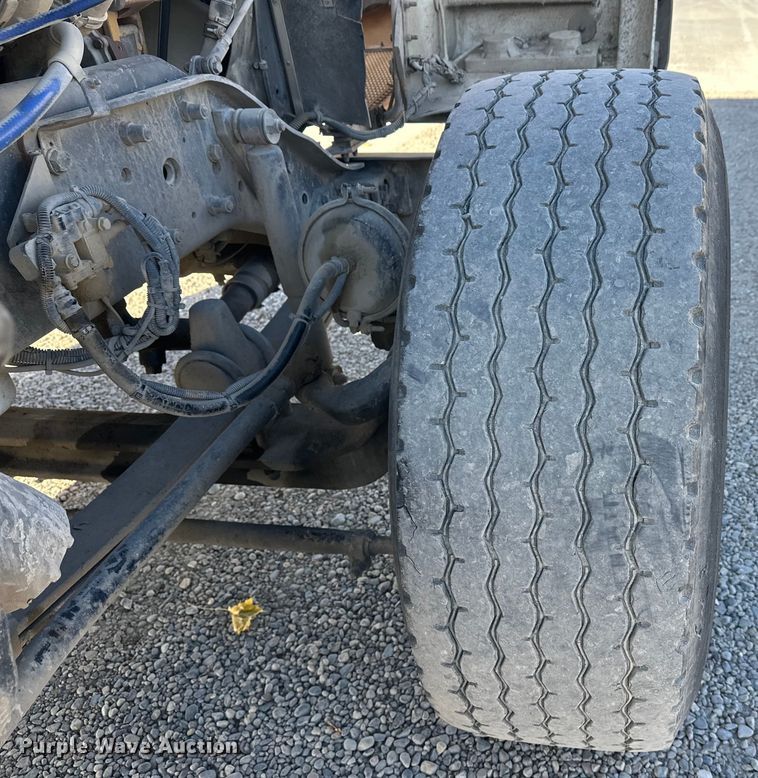 image for item DT6437 2000 Kenworth W900 truck cab and chassis