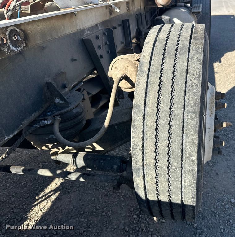 image for item DT6437 2000 Kenworth W900 truck cab and chassis