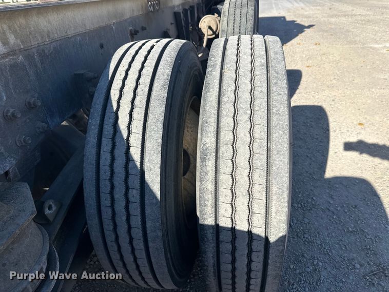 image for item DT6437 2000 Kenworth W900 truck cab and chassis