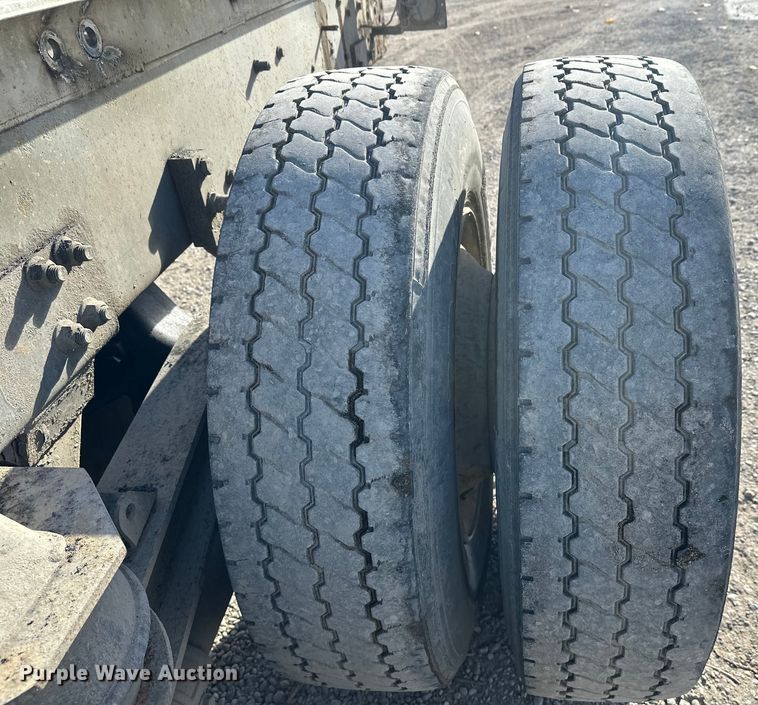 image for item DT6437 2000 Kenworth W900 truck cab and chassis