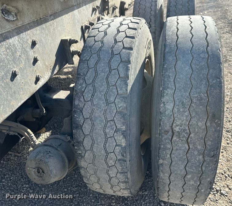 image for item DT6437 2000 Kenworth W900 truck cab and chassis