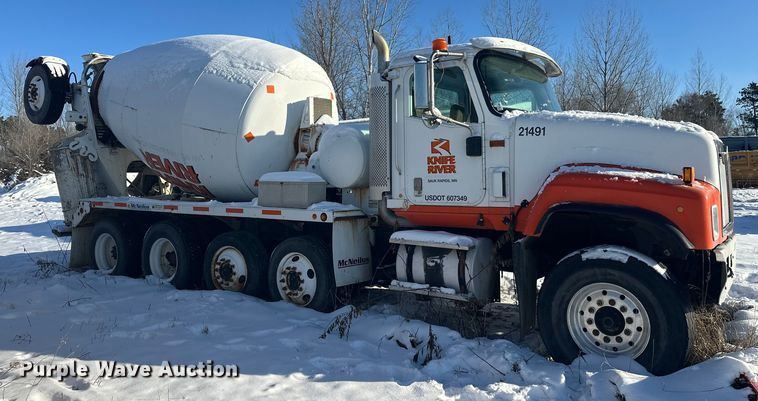 image for item DT6468 2005 International 5500i ready mix truck