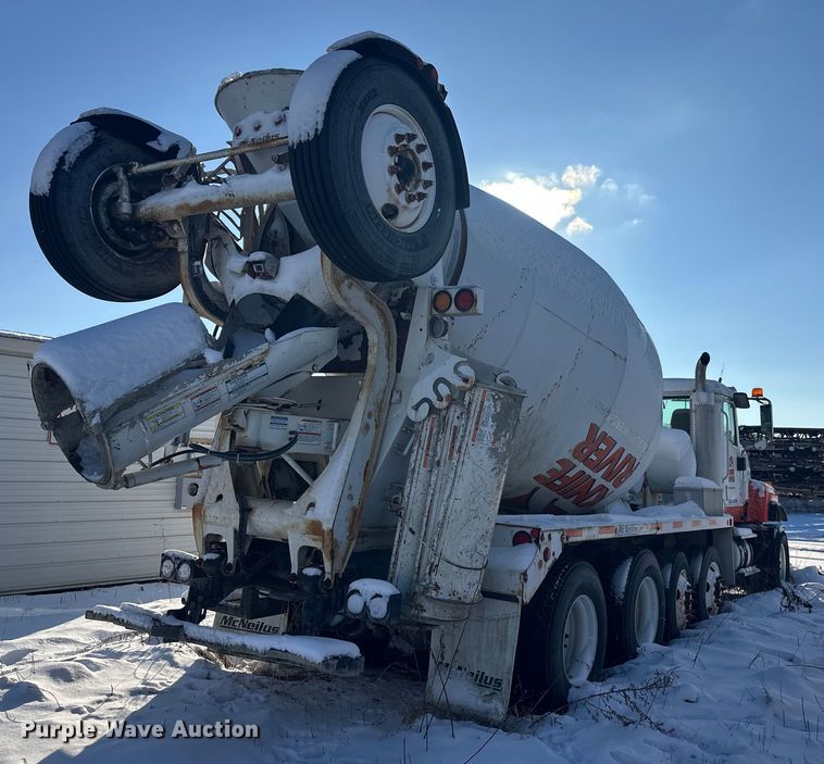 image for item DT6468 2005 International 5500i ready mix truck